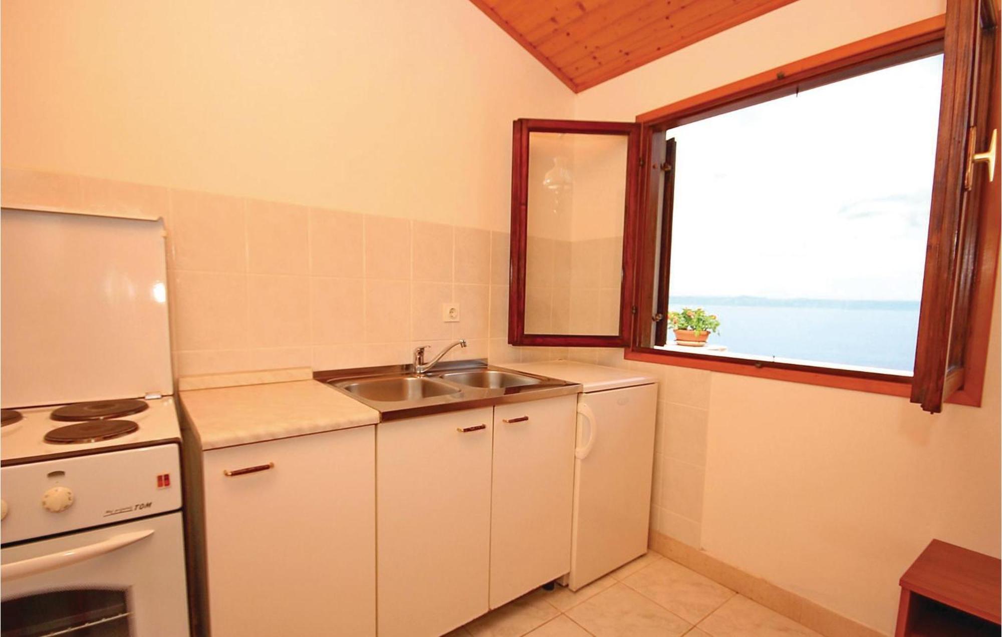 Gorgeous Apartment In Prigradica With Kitchen Bagian luar foto