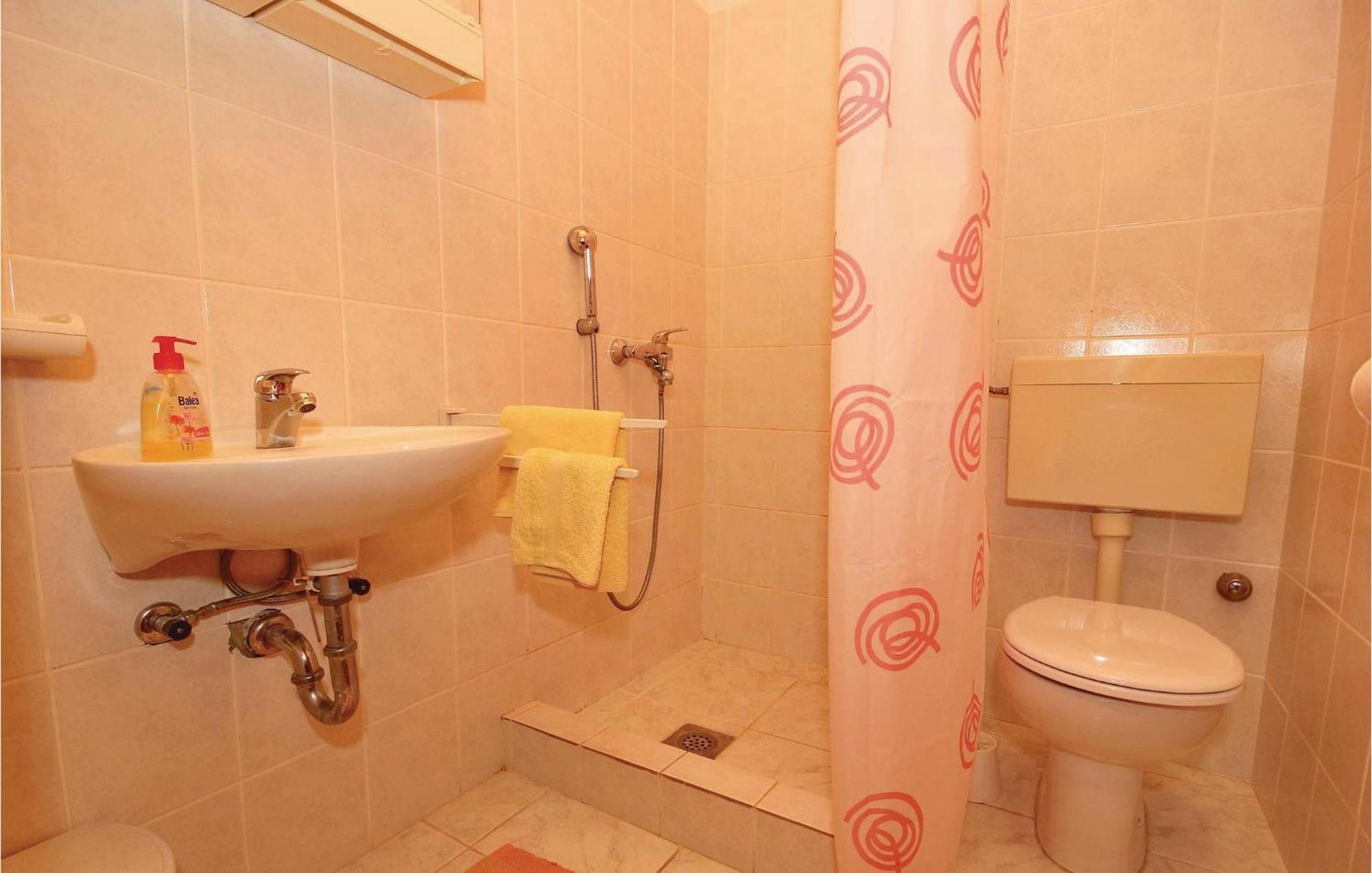 Gorgeous Apartment In Prigradica With Kitchen Bagian luar foto