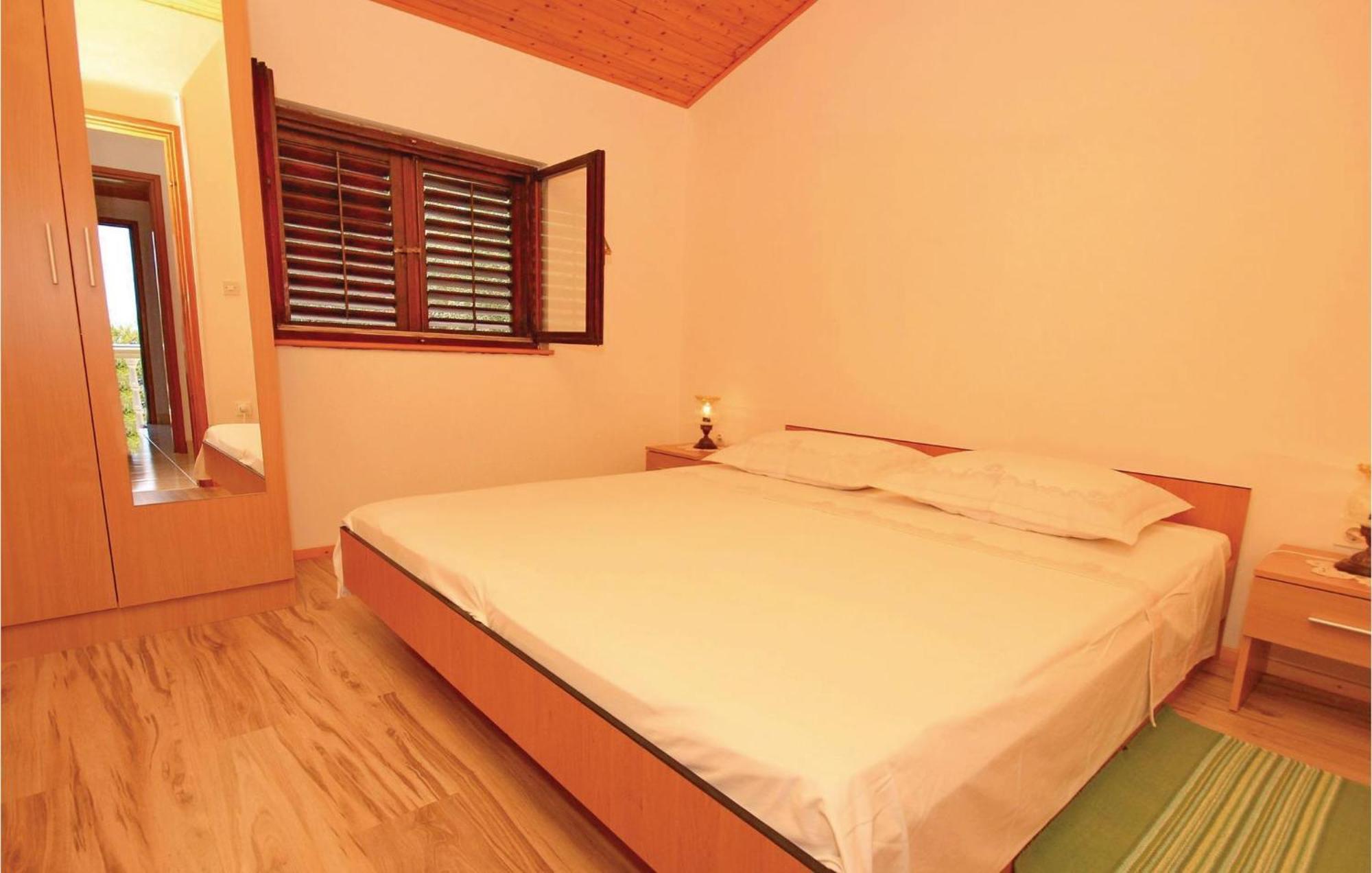 Gorgeous Apartment In Prigradica With Kitchen Bagian luar foto